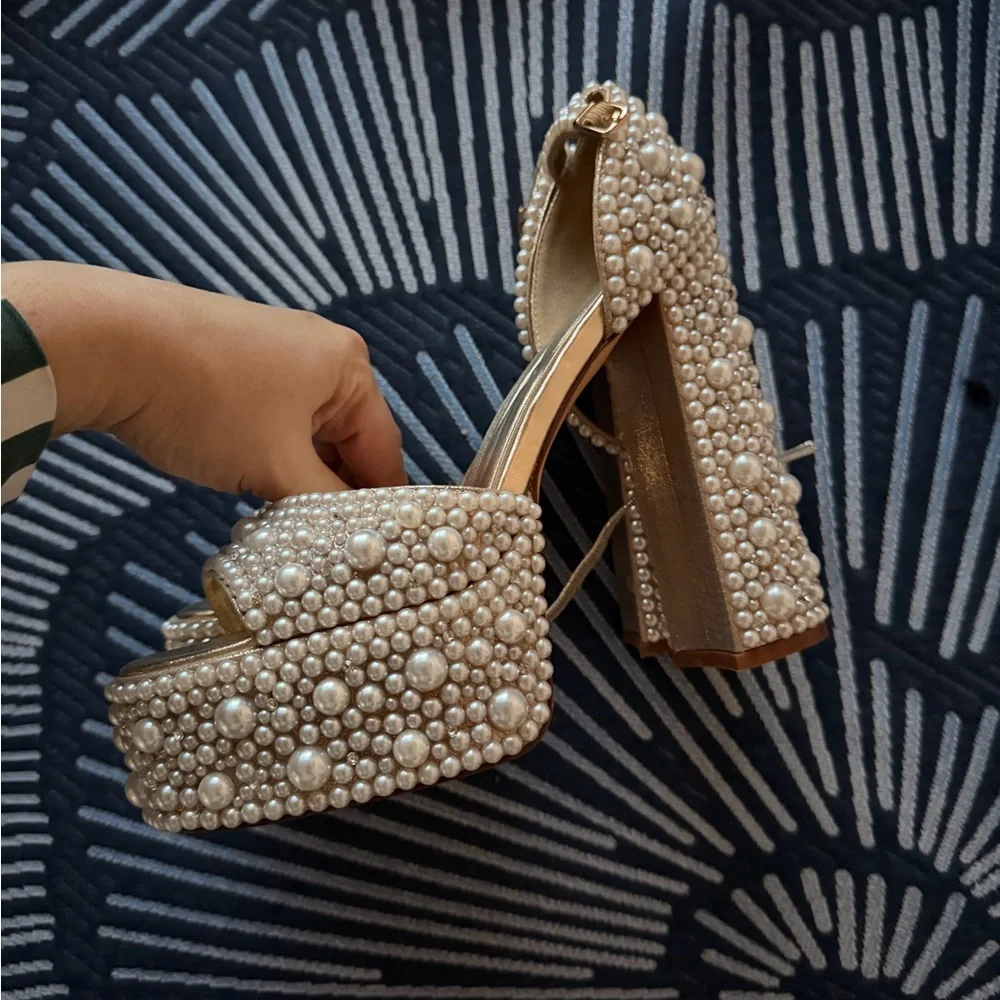 AZALEA WANG ELENAOR GOLD PEARL CHUNKY SANDAL - Picture 4 of 5